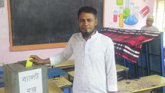 হিলিতে প্রাথমিক বিদ্যালয়ের প্রধান শিক্ষক সমিতির ভোট গ্রহণ চলছে