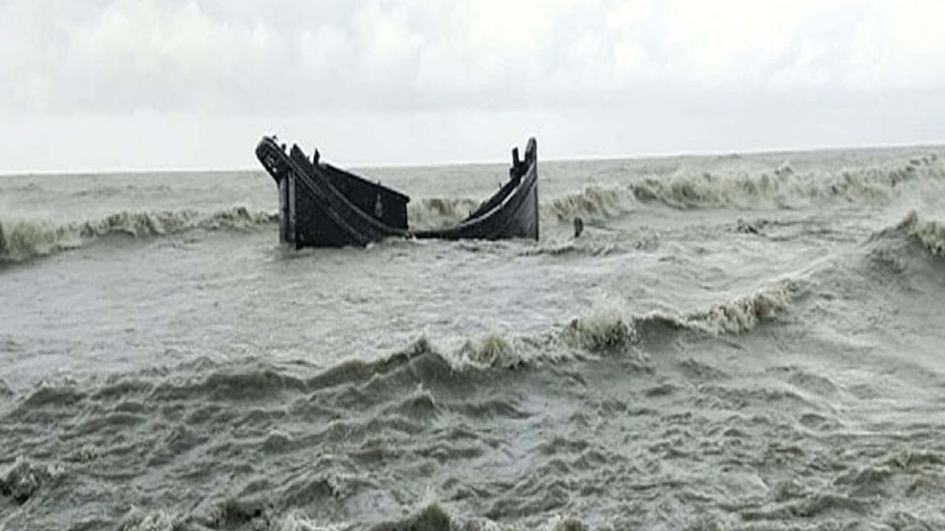 মেঘনায় যাত্রীবাহী বোট ডুবি: নিখোঁজ ১