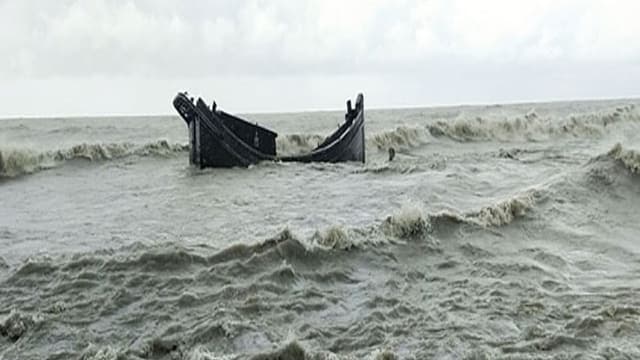 মেঘনায় যাত্রীবাহী বোট ডুবি: নিখোঁজ ১