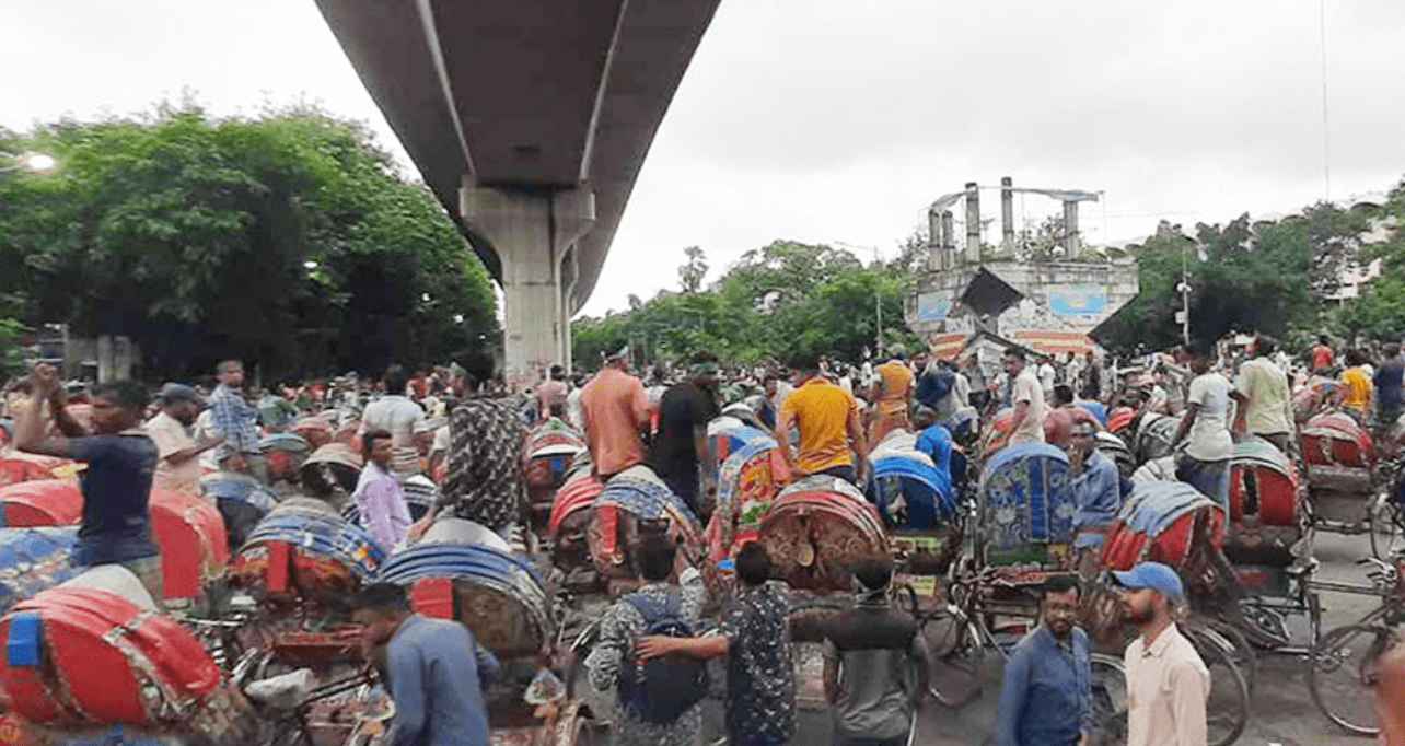 দাবি নিয়ে এবার রিকশাওয়ালাদের সড়ক অবরোধ