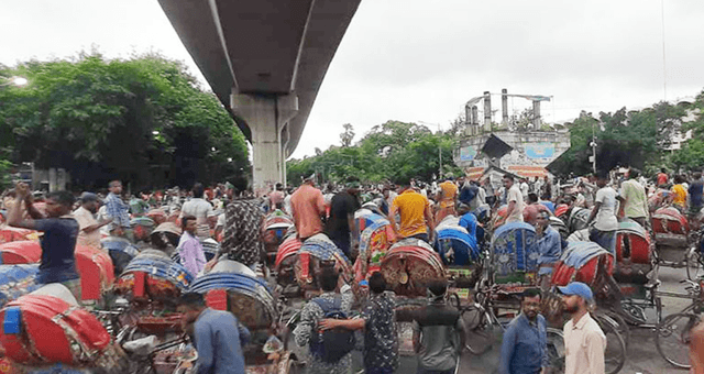 দাবি নিয়ে এবার রিকশাওয়ালাদের সড়ক অবরোধ