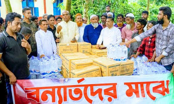 খাবার নিয়ে বন্যাদুর্গতদের পাশে সাবেক ছাত্রদল নেতা আউয়াল খান