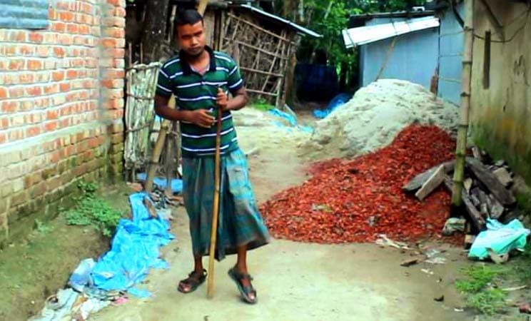 লেখাপড়া ছেড়ে মা-বাবার জন্য ভিক্ষা করছে পক্ষাঘাতগ্রস্ত কামাল