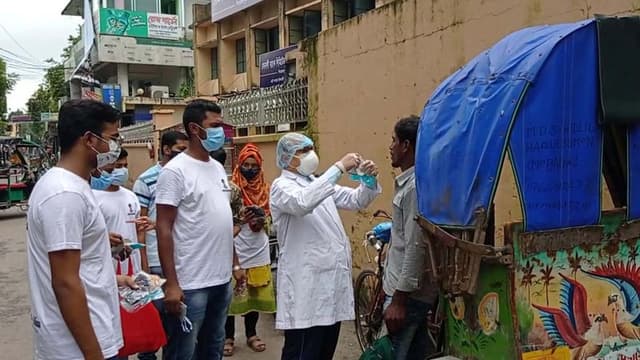 করোনা প্রতিরোধে ‘শহীদ রাজু ব্রিগেড’র প্রচারণা ও মাস্ক বিতরণ