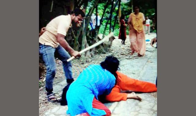 ধর্ষণচেষ্টার মামলা তুলে না নেয়ায় কিশোরীকে লাঠিপেটা, ভিডিও ভাইরাল