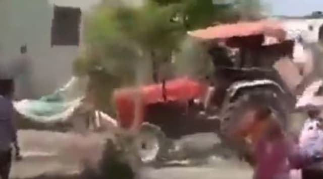 পুলিশের সাহায্য নিয়েই বুলডোজার দিয়ে বিধবার বাড়ি গুঁড়িয়ে দিল সন্ত্রাসীরা!