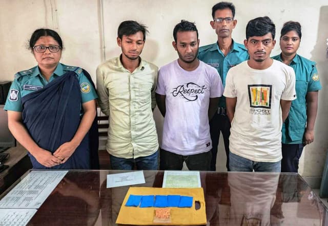 বরিশালে ১০৫০ পিচ ইয়াবাসহ ৩ যুবক আটক