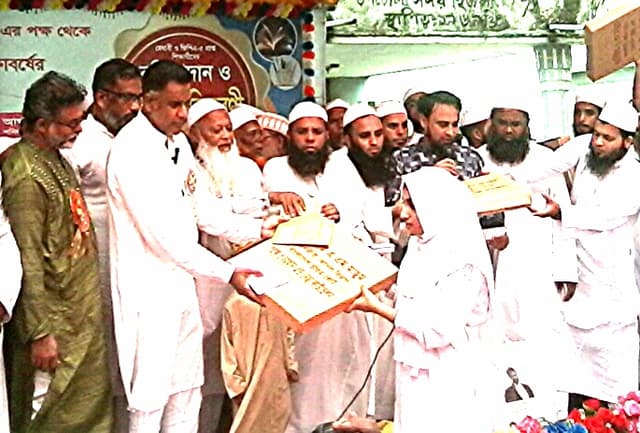 হিজলায় রহমান এন্ড নেছা ফাউন্ডেশনের পক্ষথেকে বৃত্তি প্রদান