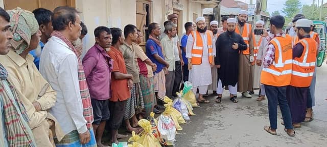 ভারত-বাংলাদেশ সীমান্তবর্তী কুরমাঘাট  বানভাসি মানুষের পাশে 'ওয়ার্কিং ফর হিউম্যানিটি'