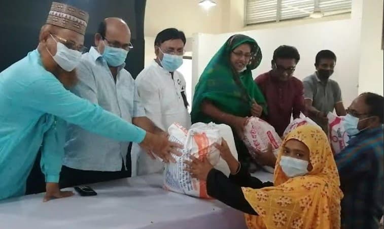 লালপুরে ইফা'র শিক্ষকদের মাঝে ত্রান বিতরণ