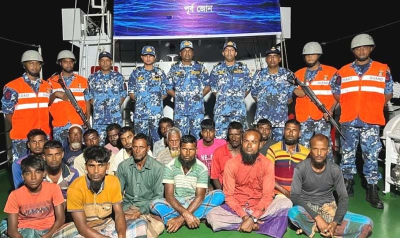 ১৭ জেলেকে জীবিত উদ্ধার করল কোস্টগার্ড
