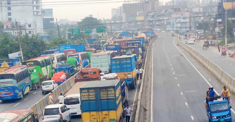 ঢাকা-চট্টগ্রাম মহাসড়কে ১৮ কিলোমিটার যানজট