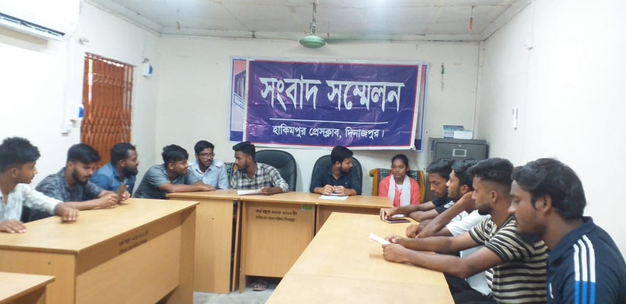 হিলিতে প্রধান শিক্ষকের পদত্যাগের দাবিতে সংবাদ সম্মেলন