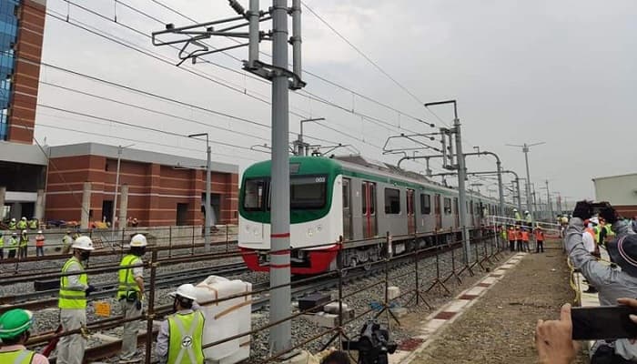 স্বপ্নের মেট্রোরেলের পরীক্ষামূলক যাত্রা শুরু