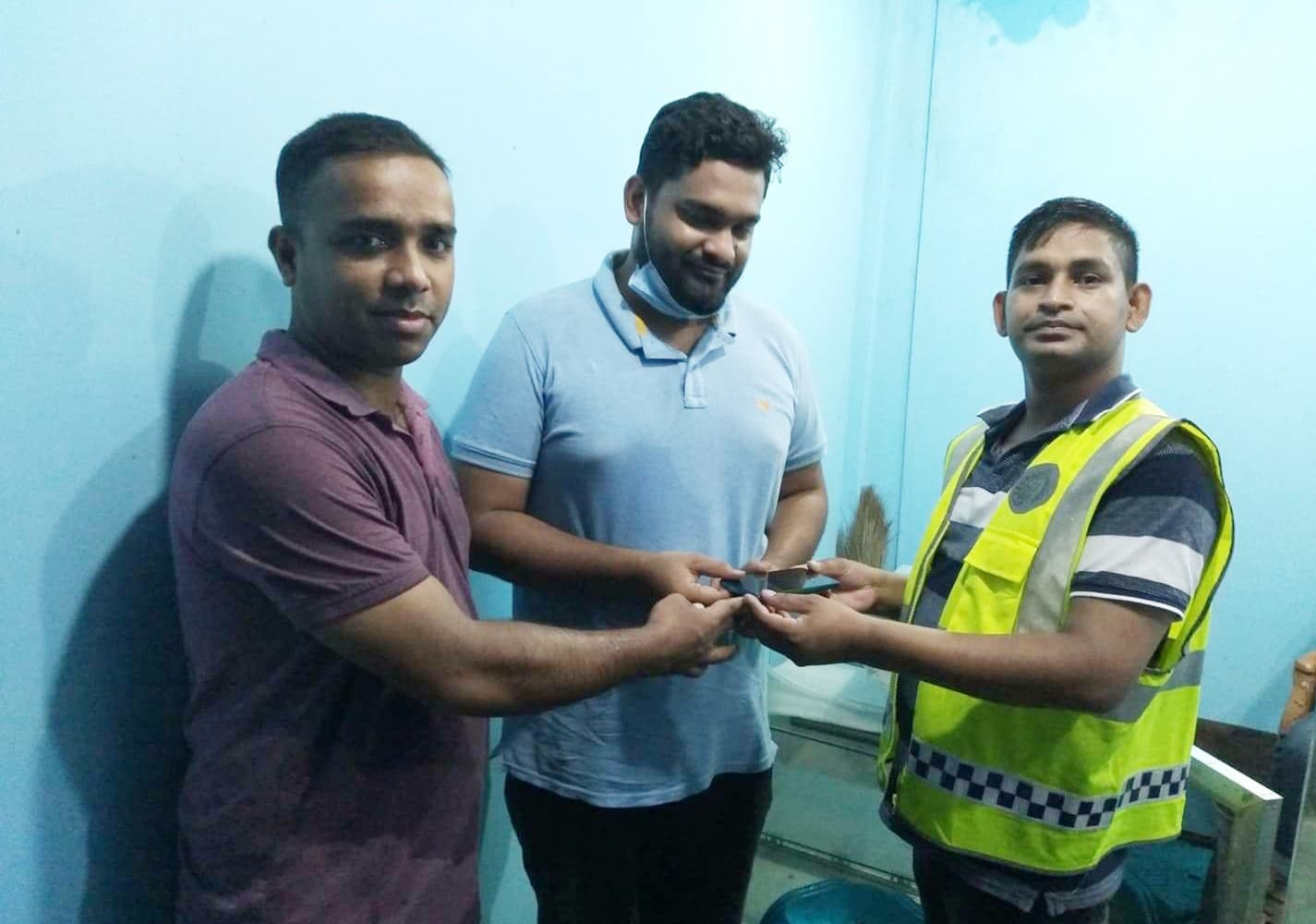 প্রযুক্তি ব্যবহারে চুরি হওয়া ফোন উদ্ধার করলেন হাকিমপুর থানা পুলিশ