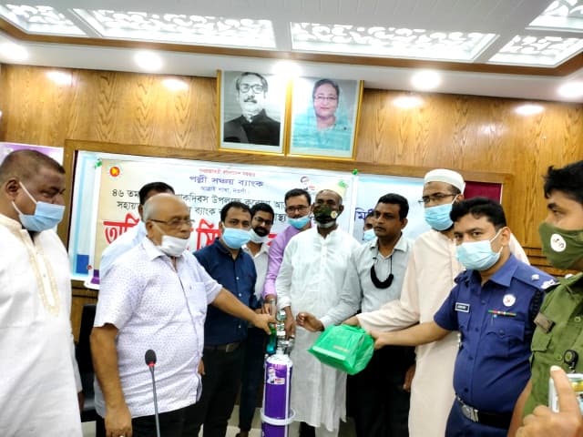 আত্রাইয়ে পল্লী সঞ্চয় ব্যাংকের উদ্যোগে অক্সিজেন সিলিন্ডার বিতরণ