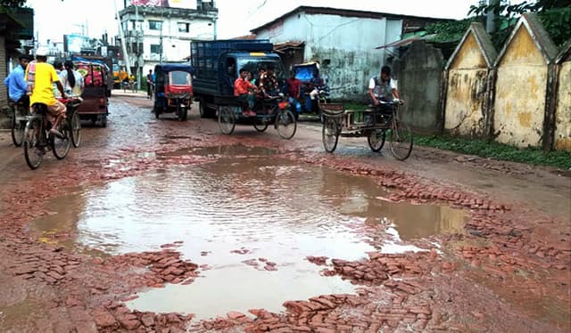 সংস্কারের অভাবে হিলি স্থলবন্দরের প্রধান সড়কের বেহাল দশা