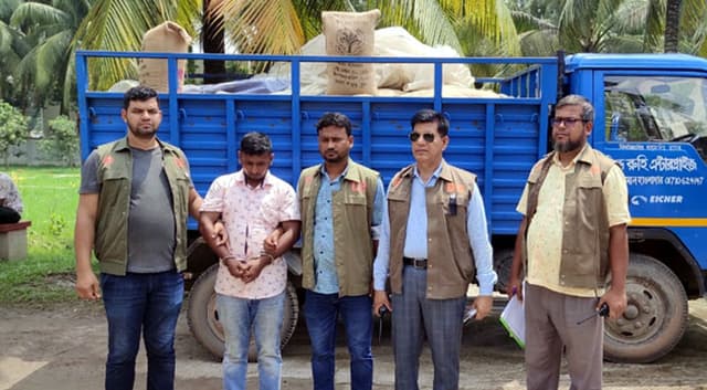 বরগুনায় টিসিবির ডিলার আটক,৯০ বস্তা চালসহ ট্রাক জব্দ