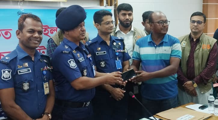 হা‌রিয়ে যাওয়া ৪১ টি মোবাইল ফোন মা‌লিকদের ফি‌রিয়ে দিলো পু‌লিশ
