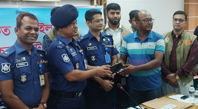 হা‌রিয়ে যাওয়া ৪১ টি মোবাইল ফোন মা‌লিকদের ফি‌রিয়ে দিলো পু‌লিশ