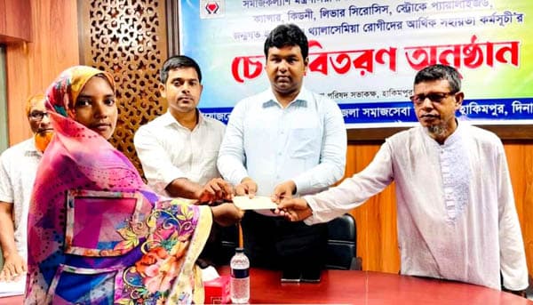 হিলিতে রোগীদের মাঝে অনুদানের চেক বিতরণ