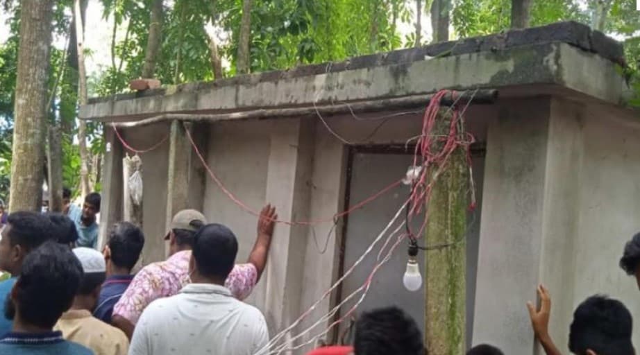 মৃতের ইচ্ছায় ঘরের ভেতর দেহ রেখে দরজা প্লাস্টার!