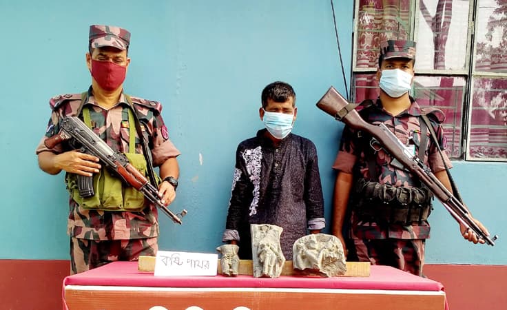 পাঁচবিবিতে কষ্টিপাথরের মূর্তি পাচারকালে আটক-১