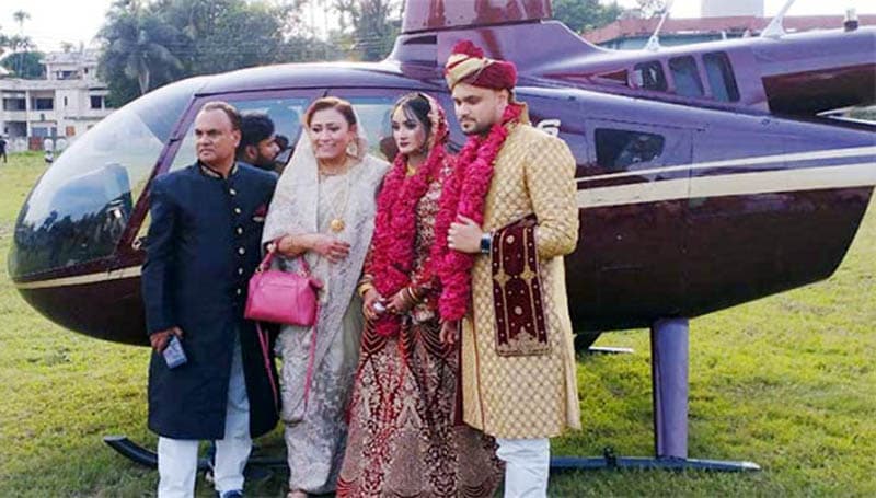 হেলিকপ্টারে চড়েই বিয়ে ডাক্তার দম্পতির!