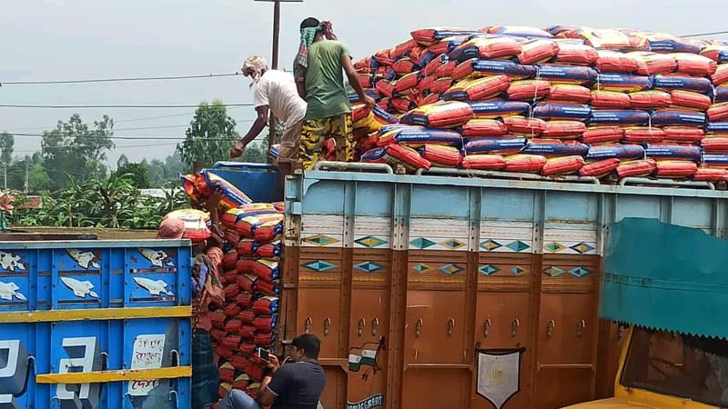 হিলি স্থলবন্দরে আটকে থাকা চাল খালাস শুরু