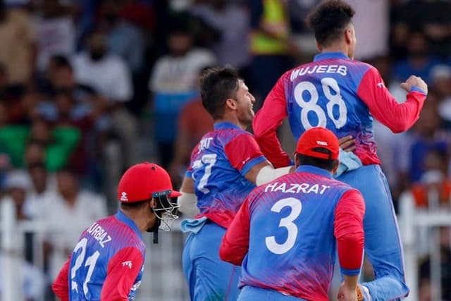 ৪ উইকেট হারিয়ে চাপে বাংলাদেশ