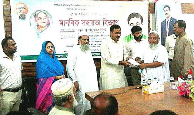 হিজলায় মানবিক সহায়তা প্রদান করলেন এমপি পংকজ নাথ