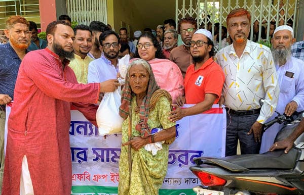 দেবীদ্বারে ৫ শতাধিক বানভাসির মাঝে খাদ্যসামগ্রী নিয়ে বন্ধু উন্নয়ন সংস্থা