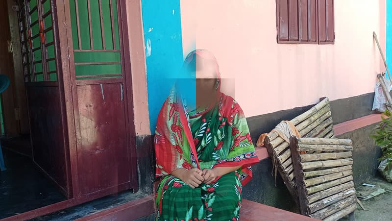 স্ত্রীর মর্যাদা পেতে ৩ দিন ধরে প্রেমিকার বাড়ীতে অনশনে নারী