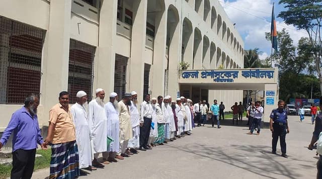 শরীয়তপুরের অতিরিক্ত জেলা প্রশাসকের বদলী বাতিলের দাবিতে মানববন্ধন