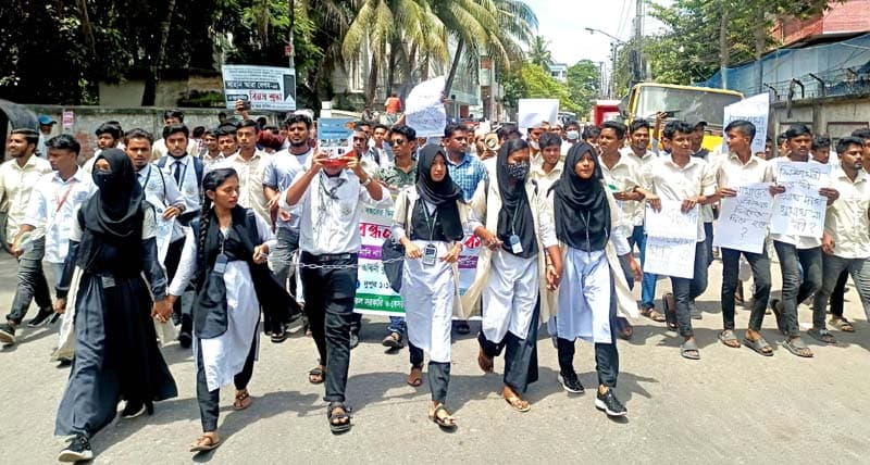 হাতে ও গলায় শেকল বেঁধে বরিশালে শিক্ষার্থীদের ব্যতিক্রমী মিছিল