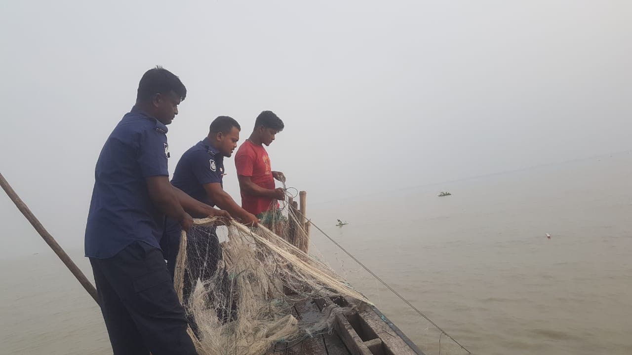 বরিশালে নৌ পুলিশের অভিযানে কারেন্ট জালসহ আটক ১১