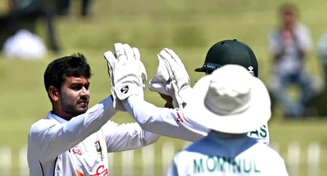 মিরাজের জোড়া আঘাতে খেলায় ফিরল বাংলাদেশ