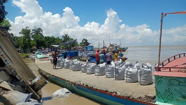 দৌলতদিয়ায় সেই ভাঙনের জায়গায় ফেলা হচ্ছে জিও ব্যাগ