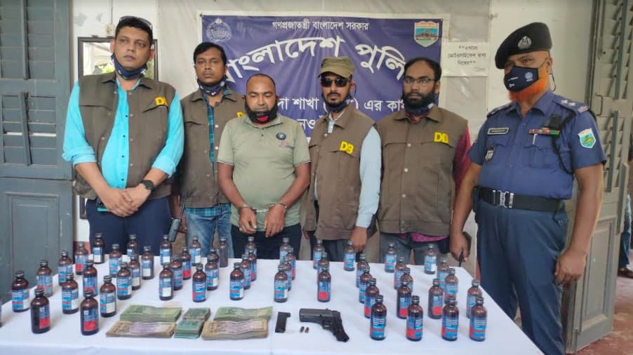 অস্ত্র-গুলি ও ফেন্সিডিলসহ ১৪ মামলার আসামী গ্রেফতার 