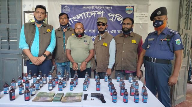 অস্ত্র-গুলি ও ফেন্সিডিলসহ ১৪ মামলার আসামী গ্রেফতার 