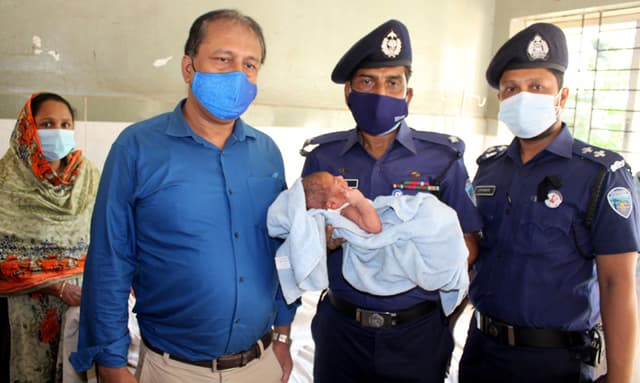 ফসলী জমিতে নবজাতক, গৃহবধূর কোলে ঠাঁই