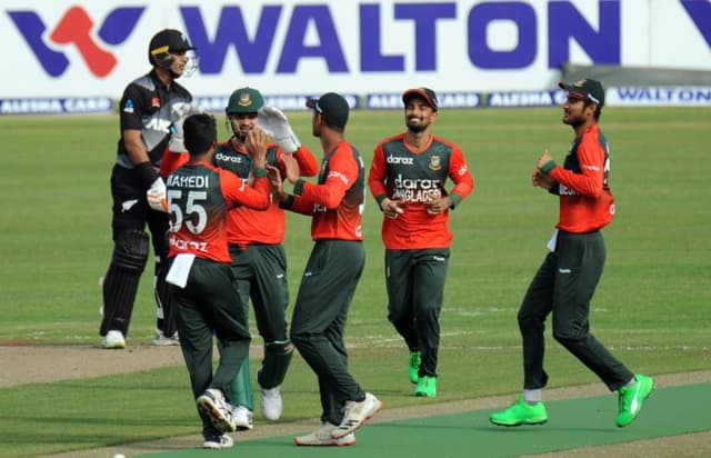 ৭ উইকেট হারিয়ে ব্যাটিং বিপর্যয়ে নিউজিল্যান্ড