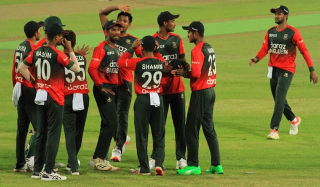 ৪ ওভারে ৯ রানে ৪ উইকেট নেই কিউইদের