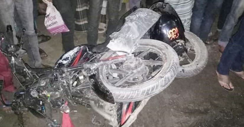ঈশ্বরদীতে মাইক্রোবাস ধাক্কায় মোটরসাইকেলের ৩ আরোহী নিহত