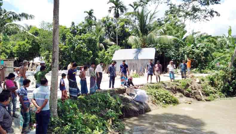 আড়িয়াল খাঁ নদীর ভাঙন ঠেকাতে ফেলছে জিও ব্যাগ