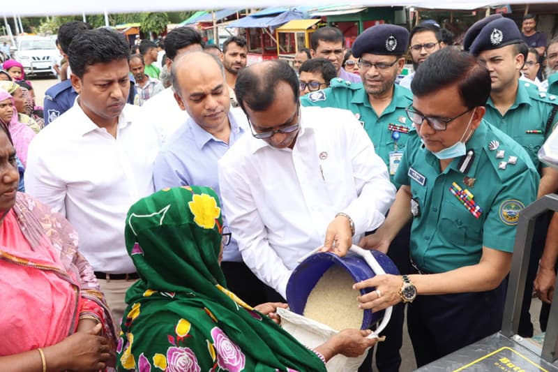 বরিশালে ১৫৪ কেন্দ্রে ওএমএসের চাল বিক্রি শুরু