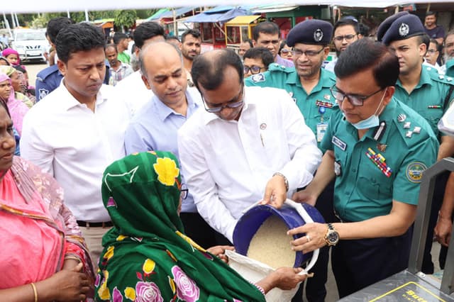 বরিশালে ১৫৪ কেন্দ্রে ওএমএসের চাল বিক্রি শুরু