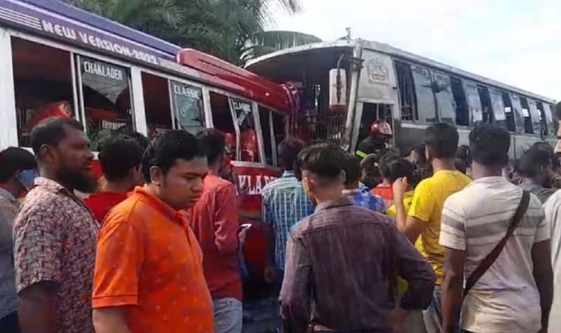 বরিশালে দুই বাসের মুখোমুখি সংঘর্ষে আহত ২৫