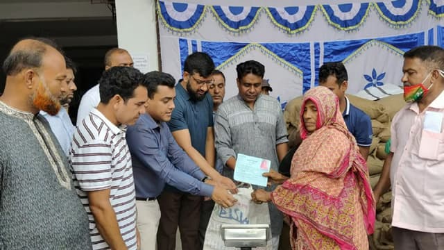 হিলিতে ৩০ টাকা কেজি দরে ওএমএসের চাল বিক্রি শুরু