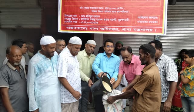 ভূরুঙ্গামারীতে খোলা বাজারে চাল বিক্রি শুরু